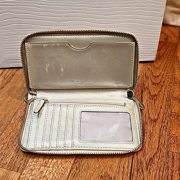 Michael Kors wallet - Picture 2 of 2